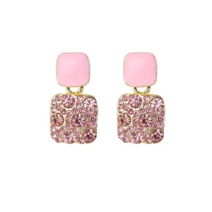 Eleganti orecchini quadrati in oro con smalto rosa e strass scintillanti, stile chic