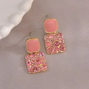 Eleganti orecchini pendenti in cristallo rosa con borchie quadrate dorate per le donne