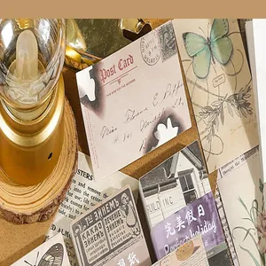 Close-up van vintage scrapbook papier set met vlinder en retro ansichtkaart prints