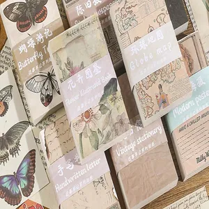Detailopname van vintage scrapbook papierblokken met diverse botanische thema's
