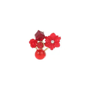 Primo piano di orecchino vintage a fiori rossi con cristallo di zircone e perle