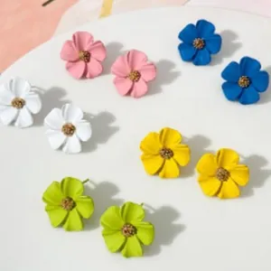 Collezione di orecchini a lobo a fiore opaco in vivaci colori rosa, blu, bianco e giallo