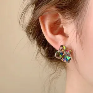 Dettaglio ravvicinato di orecchini in zircone a cubo con finitura sfumata multicolore