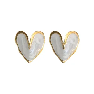 Elegante Franse hartvormige oorknopjes met gouden rand en witte parelmoer inleg