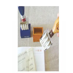 Primo piano di timbri datari a rullo retrò regolabili con impronte chiare sulla carta.