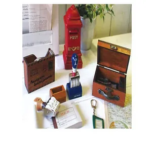Dettaglio ravvicinato di timbri datari retrò circondati da cancelleria vintage