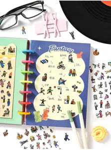 Nahaufnahme von süßen Cartoon-Aufklebern, die in ein buntes Journal geklebt wurden
