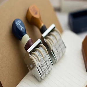 Dettaglio del timbro datario a rullo vintage con ghiere di regolazione per mese e anno
