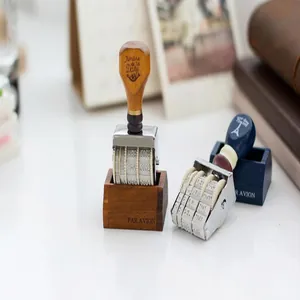 Primo piano di timbri a rullo retro con anni regolabili e manici in legno vintage.