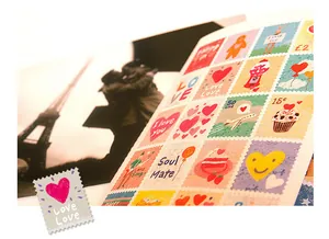Gros plan des autocollants timbres Okey Tina avec motifs de cœur et texte Soul Mate