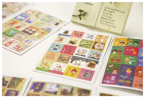 Vue macro de diverses planches d'autocollants rétro en forme de timbres animés