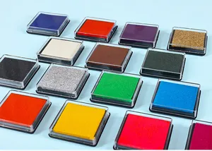 Vista detallada de varios tampones de tinta de colores para pintura de dedos niños