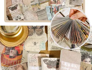 Detailopname van 60 vellen vintage scrapbookingpapier met vlinder- en kaartontwerpen.
