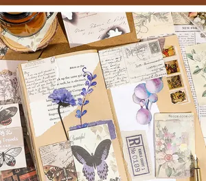 Macro-opname van vintage scrapbooking-papier met diverse bloem- en vlindermotieven