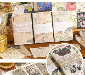 Macro-weergave van vintage decoratieve plakboekpapierpakketten met kaarten en vlindermotieven
