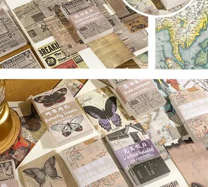 Dichtbij van vintage scrapbooking papierbundels met vlinder- en kaartontwerpen.