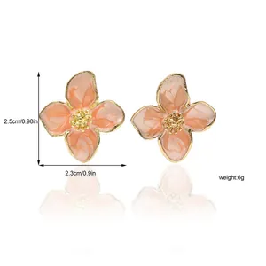 Orecchini a lobo a fiore in smalto rosa, dettagli dimensioni 2,5 cm e peso di 6 g