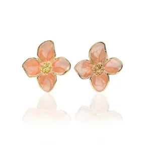 Vista ravvicinata dettagliata di eleganti orecchini a fiore in smalto rosa e oro