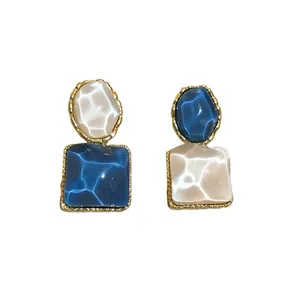Orecchini quadrati geometrici asimmetrici con texture a onde d'acqua blu e bianca