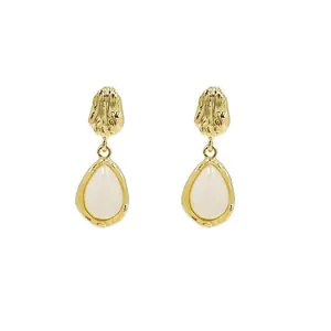 Eleganti orecchini a goccia in oro con metallo stropicciato e pietre bianche.