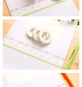 Dettaglio ravvicinato di sottili motivi decorativi di washi tape per diari e scrapbooking