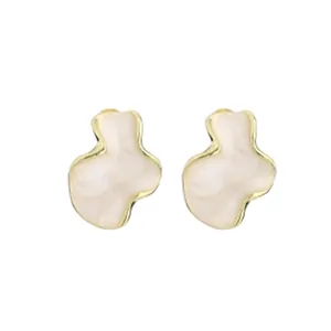 Detailweergave van Franse vintage gouden rand witte emaille wolk oorstekers