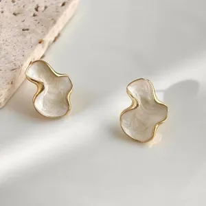 Elegante vintage Franse geometrische wolk oorstekers met witte emaille en gouden rand