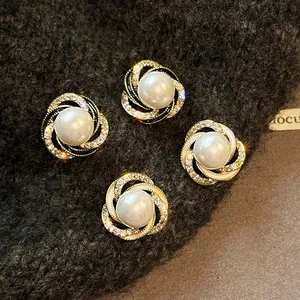 Primo piano dettagliato di orecchini di perle in stile francese con cornice di strass oro.