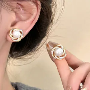 Dettaglio di orecchino di perle in stile francese con elegante alone di cristallo