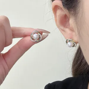 Eleganti orecchini a lobo con perla stile francese con strass e dettagli in smalto verde.