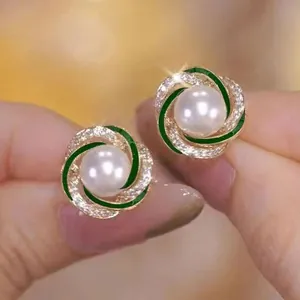 Orecchini a perno con perla stile francese, smalto verde e cristalli