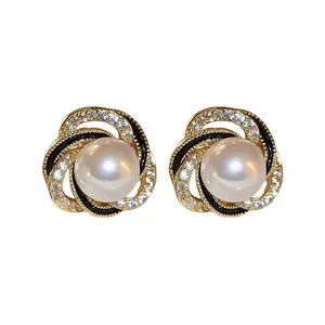 Eleganti orecchini a perno con perle dorate, dettagli neri e zirconi scintillanti per donne.