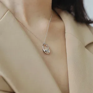 Primo piano di una collana in argento sterling 925 con pendente in metallo irregolare