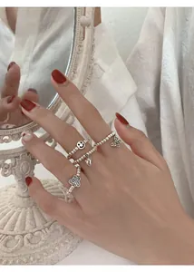Nahaufnahme von 925 Sterling Silber Perlenringen mit Schmetterlings- und Herzanhängern