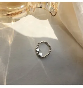 Nahaufnahme eines 925er Silberperlenrings mit zwei charmanten dekorativen Sternen.