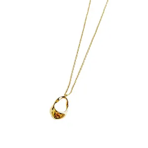 Elegante collana in argento sterling 925 con pendente irregolare ed una finitura oro