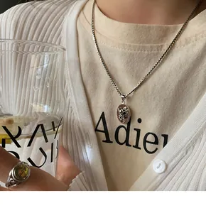 Gedetailleerde close-up van vintage 925 sterling zilveren ketting met een engel portret hanger