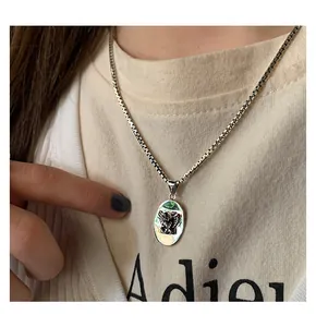 Detail van vintage 925 sterling zilveren engel hanger ketting op model