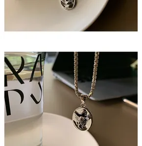 Detailopname van een retro 925 sterling zilveren ketting met engel hanger.
