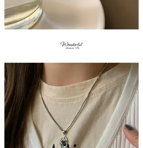 Gedetailleerde close-up van een 925 sterling zilveren engel portret hanger ketting