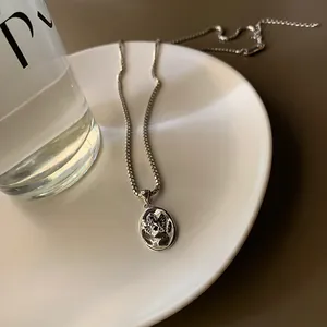 Vintage 925 sterling zilveren ketting met reliëf engel portret hanger op een wit bord