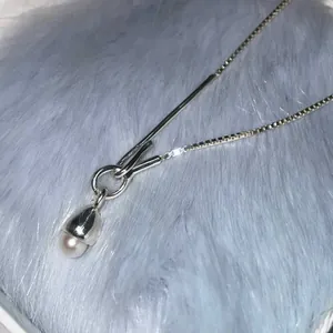 Nahaufnahme einer Halskette aus 925er Sterlingsilber mit einem Perlenanhänger