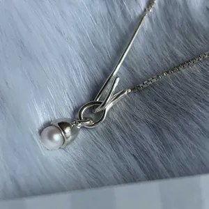 Nahaufnahme einer minimalistischen Halskette aus 925er Sterlingsilber mit einer Perle