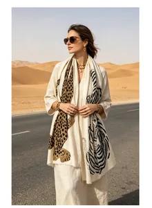 Elegante linnen-katoenen sjaal met luipaard- en zebra-prints in een woestijnomgeving