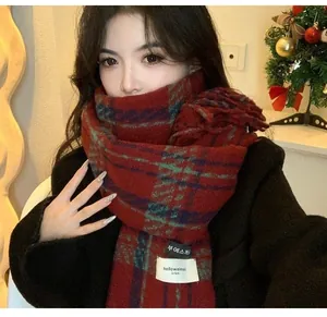 Écharpe de Noël à carreaux rouge portée par un mannequin asiatique en intérieur.