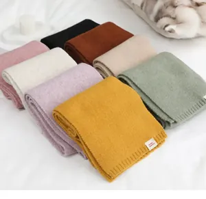 Detailweergave van diverse zachte, warme wintersjaals in verschillende trendy effen kleuren