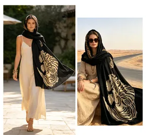 Elegante zwarte katoenen linnen sjaal met gouden tijgerprint gedragen door een model.