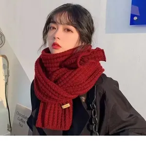 Elegante sciarpa invernale rossa in maglia grossa indossata da una modella donna