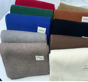 Sciarpine in maglia spessa in colori assortiti impilate trama a coste