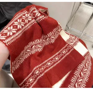 Dettaglio della trama di una sciarpa in maglia jacquard Fair Isle rossa e bianca per l'inverno